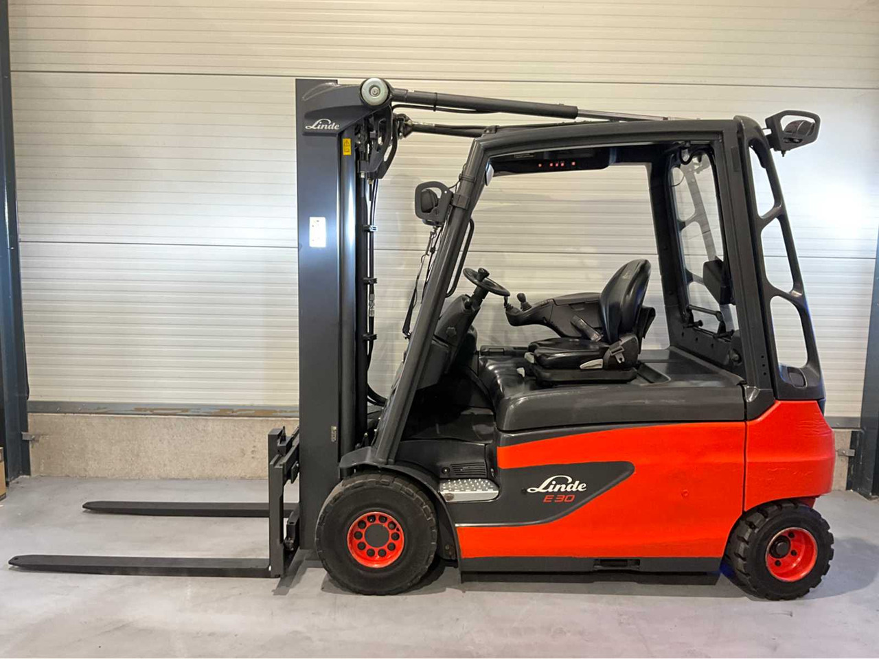 2017 LINDE E30L-01 3000KG FORKLIFT - Вилочный погрузчик: фото 2 2017 LINDE E30L-01 3000KG FORKLIFT - Вилочный погрузчик: фото 2