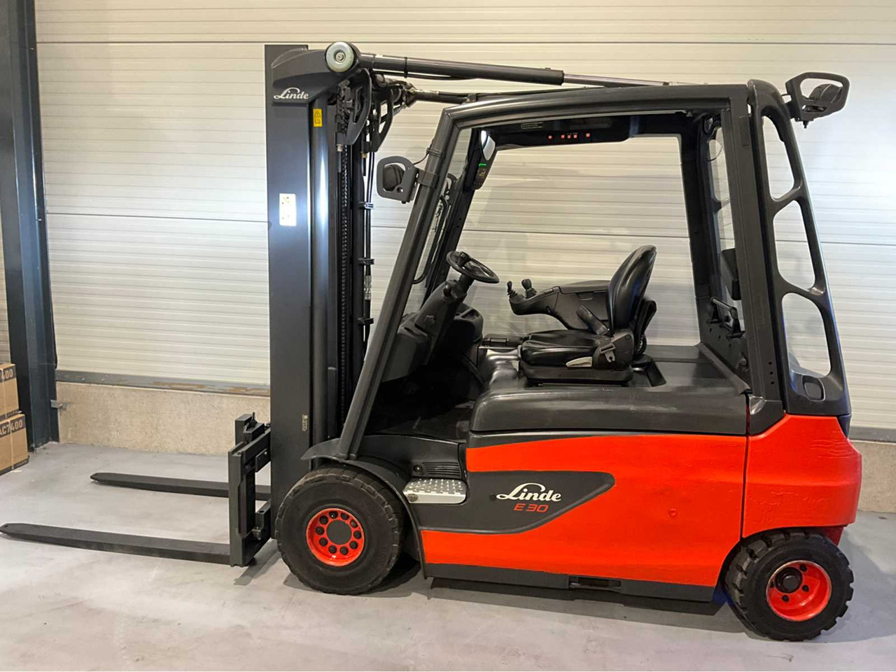 2017 LINDE E30L-01 3000KG FORKLIFT - Вилочный погрузчик: фото 3 2017 LINDE E30L-01 3000KG FORKLIFT - Вилочный погрузчик: фото 3