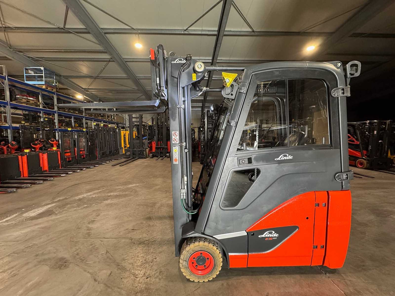 2017 SERVICE + UVV 11/2026 LINDE E16H EVO TRIPLEX 3RD + 4TH VALVE CAB ELECTRIC FORKLIFT 3,811 HOURS - Вилочный погрузчик: фото 1 2017 SERVICE + UVV 11/2026 LINDE E16H EVO TRIPLEX 3RD + 4TH VALVE CAB ELECTRIC FORKLIFT 3,811 HOURS - Вилочный погрузчик: фото 1