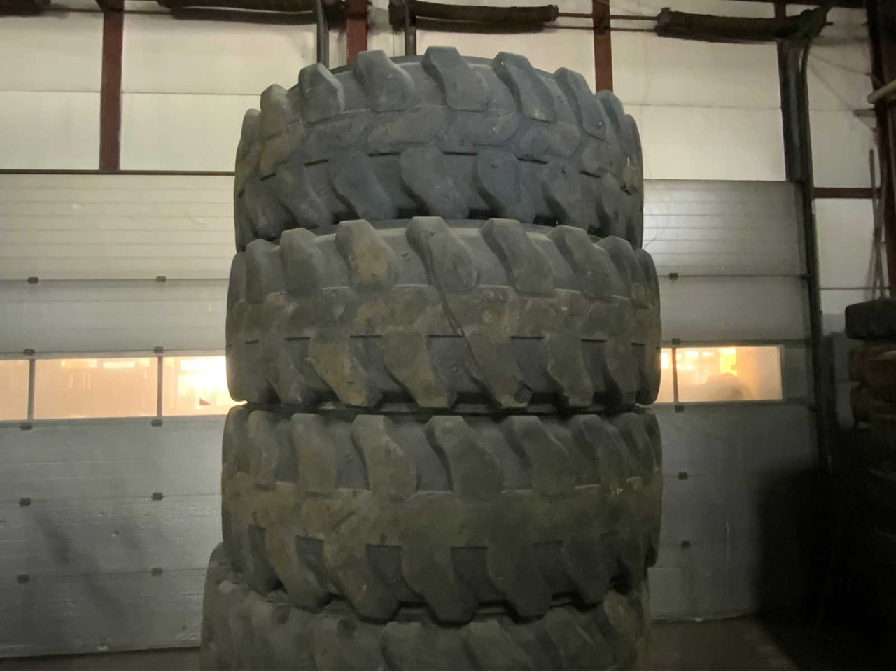 315/80 R22.5 - Шины и диски для Тракторов: фото 1 315/80 R22.5 - Шины и диски для Тракторов: фото 1