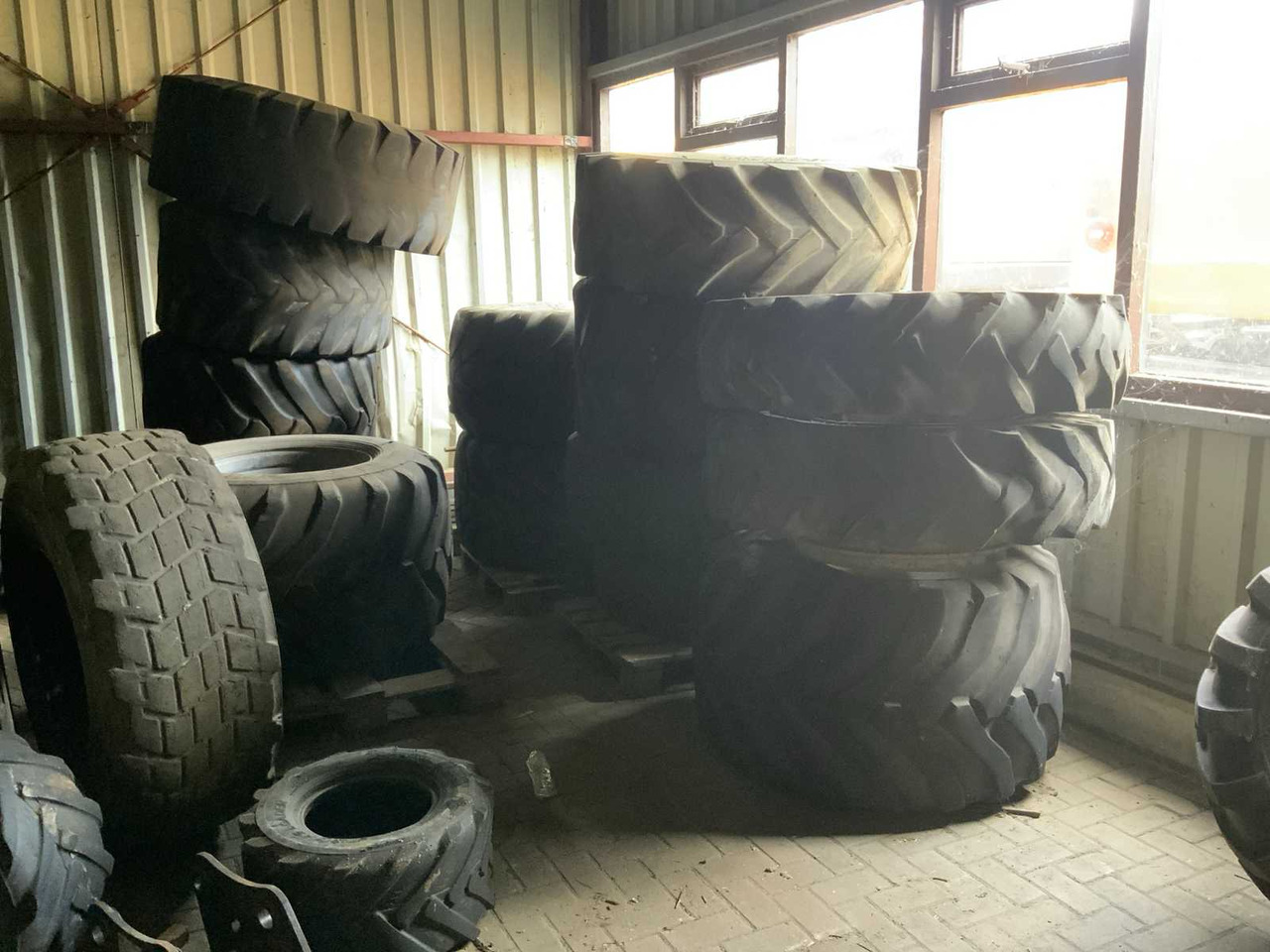 Batch of various tyres (mainly shovel and excavator tyres) - Шины и диски для Тракторов: фото 3 Batch of various tyres (mainly shovel and excavator tyres) - Шины и диски для Тракторов: фото 3