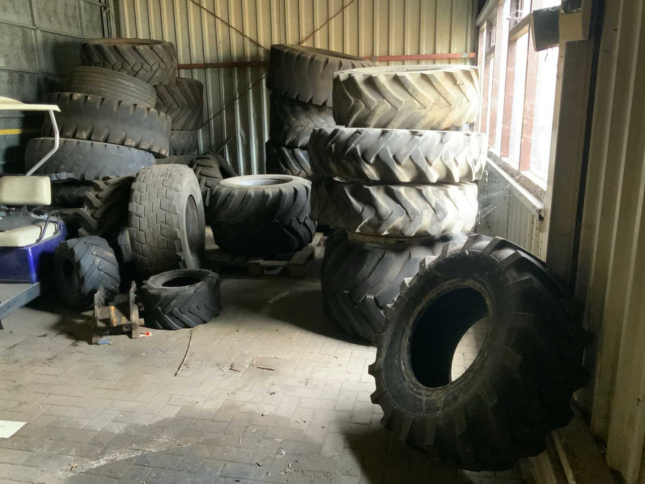Batch of various tyres (mainly shovel and excavator tyres) - Шины и диски для Тракторов: фото 1 Batch of various tyres (mainly shovel and excavator tyres) - Шины и диски для Тракторов: фото 1