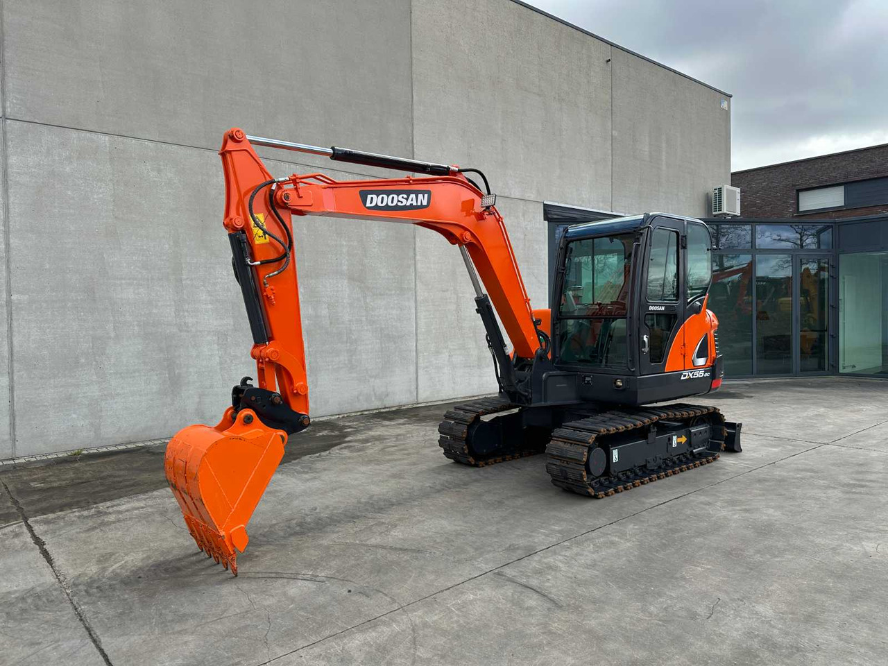 Doosan DX55-9C - Гусеничный экскаватор: фото 1 Doosan DX55-9C - Гусеничный экскаватор: фото 1