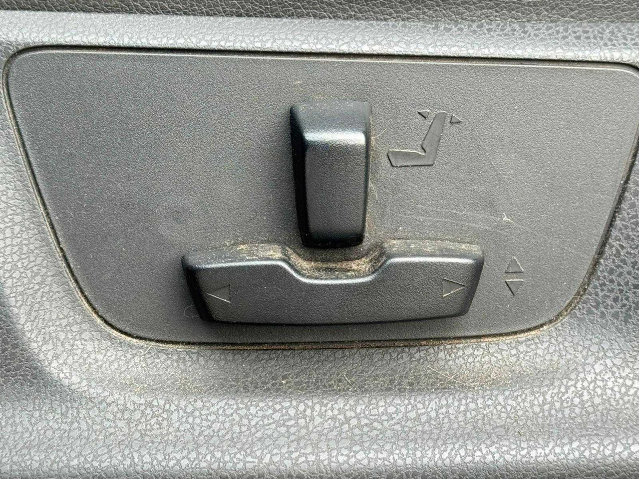 ISUZU D-MAX 2.5 DOUBLE CAB LSX 5-PERSON - 2016 | VX-388-L - Фургон: фото 4 ISUZU D-MAX 2.5 DOUBLE CAB LSX 5-PERSON - 2016 | VX-388-L - Фургон: фото 4