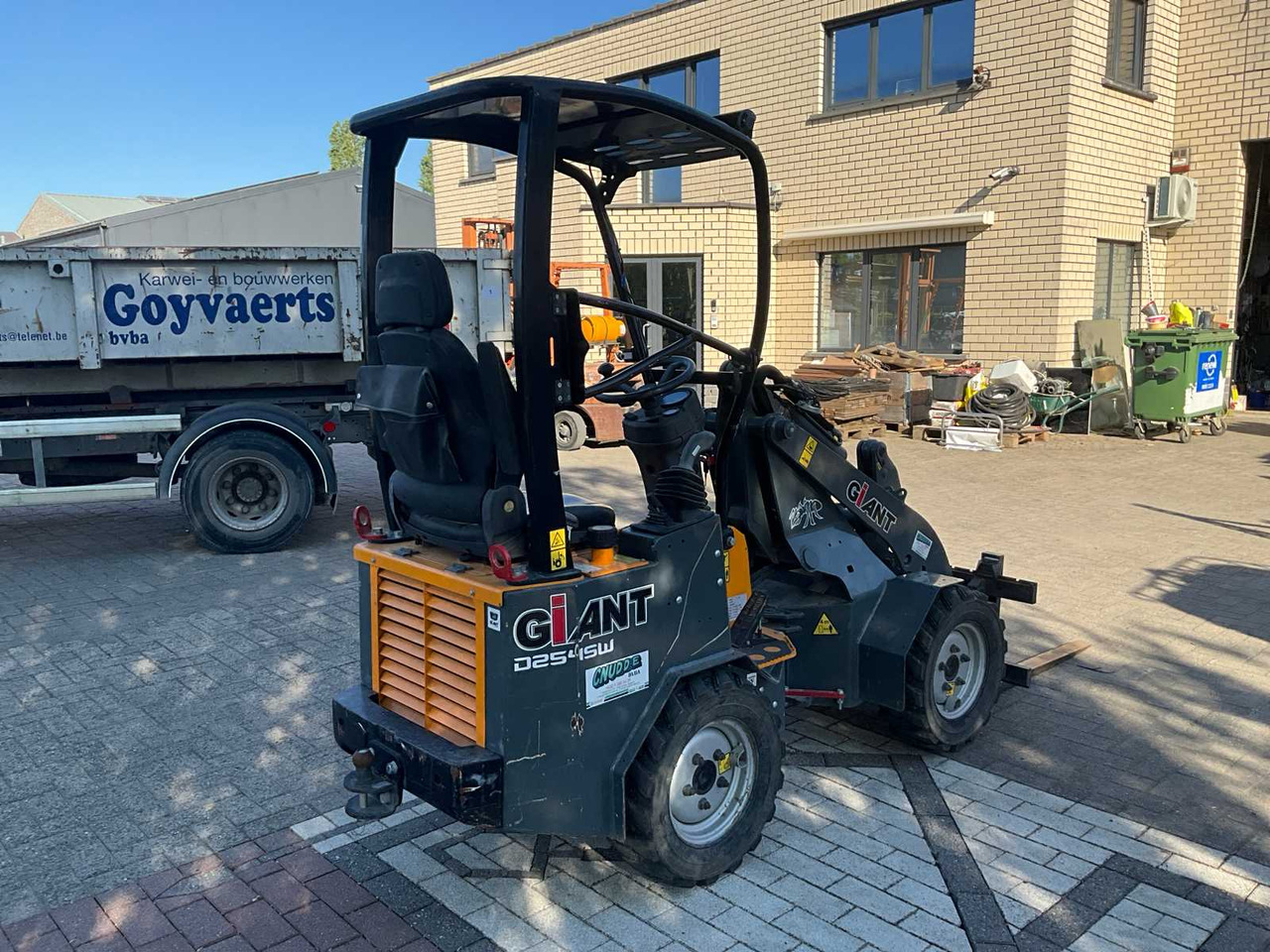 GIANT D2545SW - Мини-погрузчик с бортовым поворотом: фото 5 GIANT D2545SW - Мини-погрузчик с бортовым поворотом: фото 5