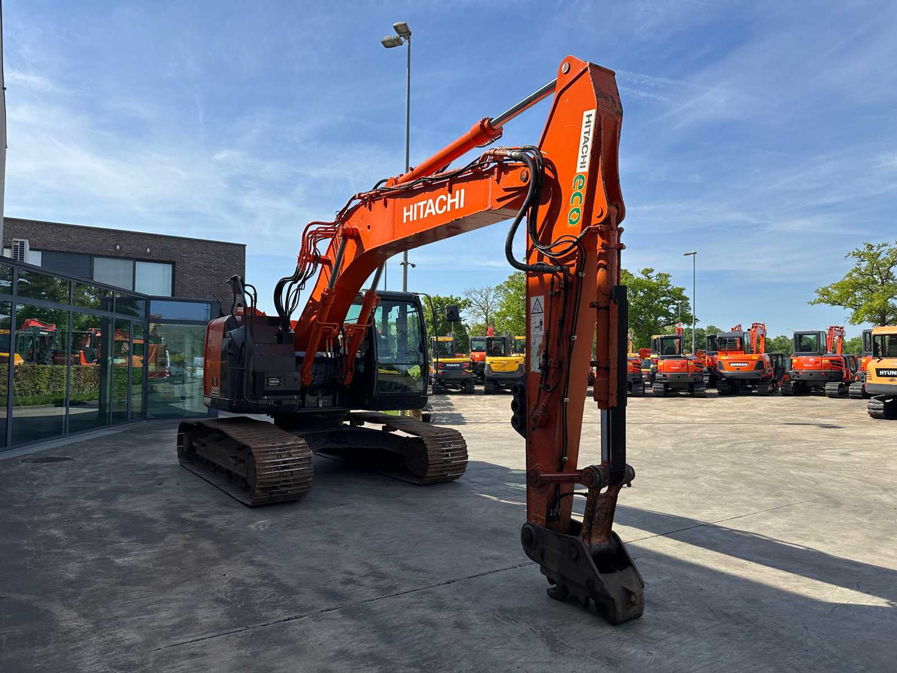 Hitachi ZX225USLC-6 - Гусеничный экскаватор: фото 3 Hitachi ZX225USLC-6 - Гусеничный экскаватор: фото 3