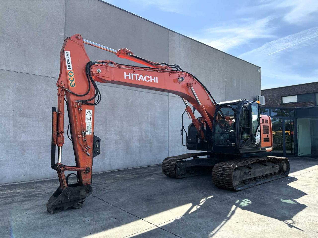 Hitachi ZX225USLC-6 - Гусеничный экскаватор: фото 1 Hitachi ZX225USLC-6 - Гусеничный экскаватор: фото 1