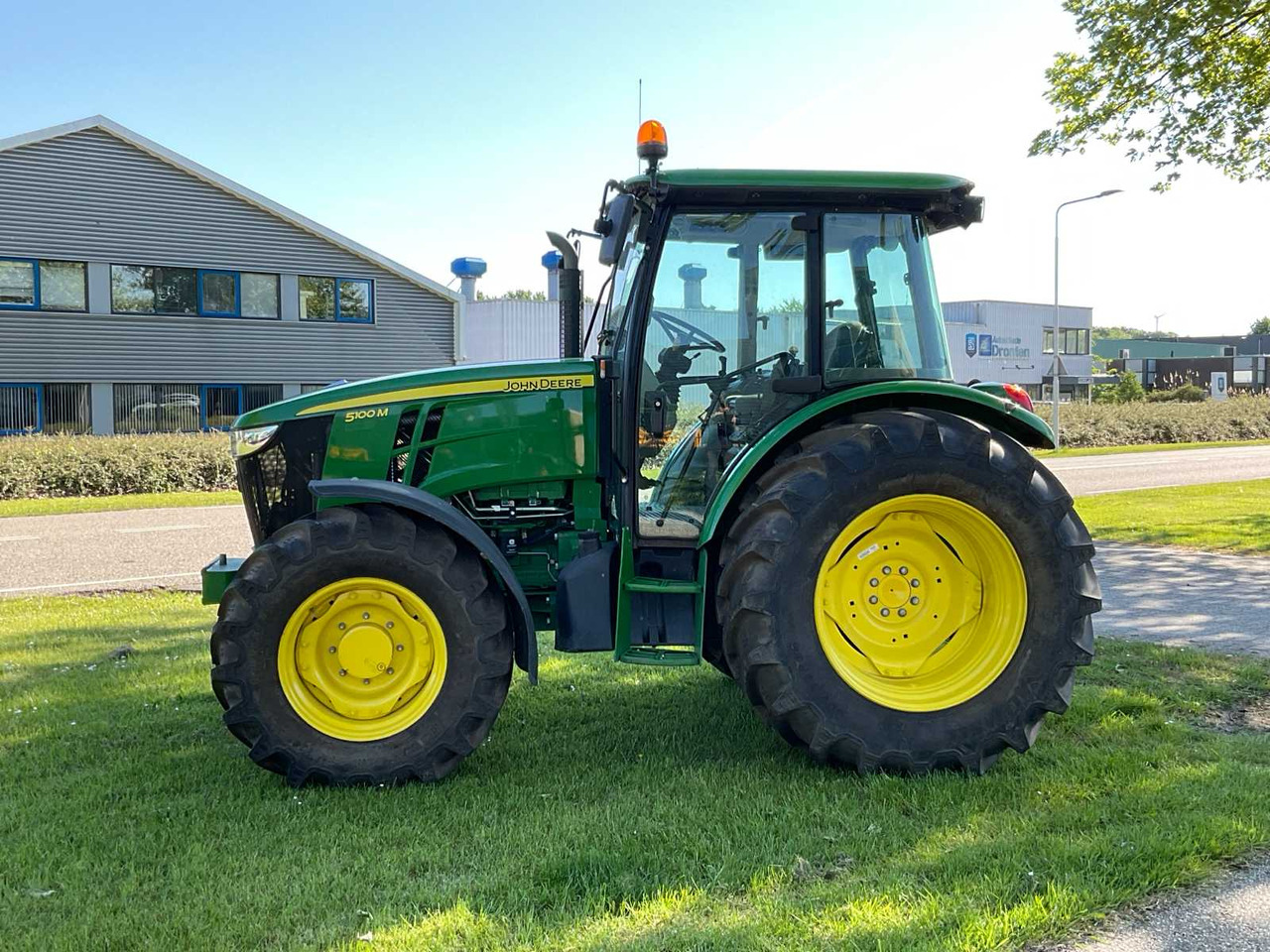 John Deere 5100M - Трактор: фото 2 John Deere 5100M - Трактор: фото 2