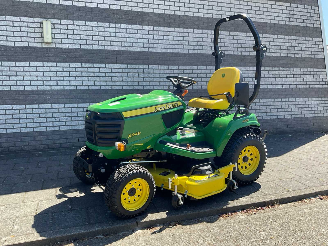 John Deere X949 4x4 Wheel Steer - Газонокосилка: фото 1 John Deere X949 4x4 Wheel Steer - Газонокосилка: фото 1