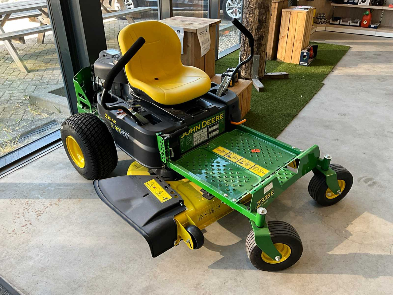 John Deere Z335E - Газонокосилка: фото 2 John Deere Z335E - Газонокосилка: фото 2