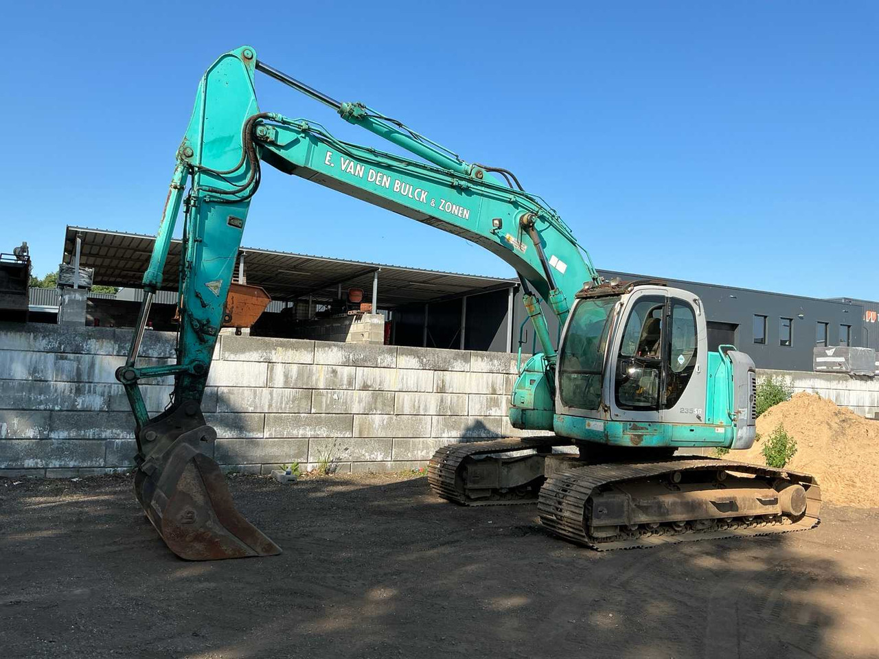 Kobelco SK235SR - Гусеничный экскаватор: фото 1 Kobelco SK235SR - Гусеничный экскаватор: фото 1