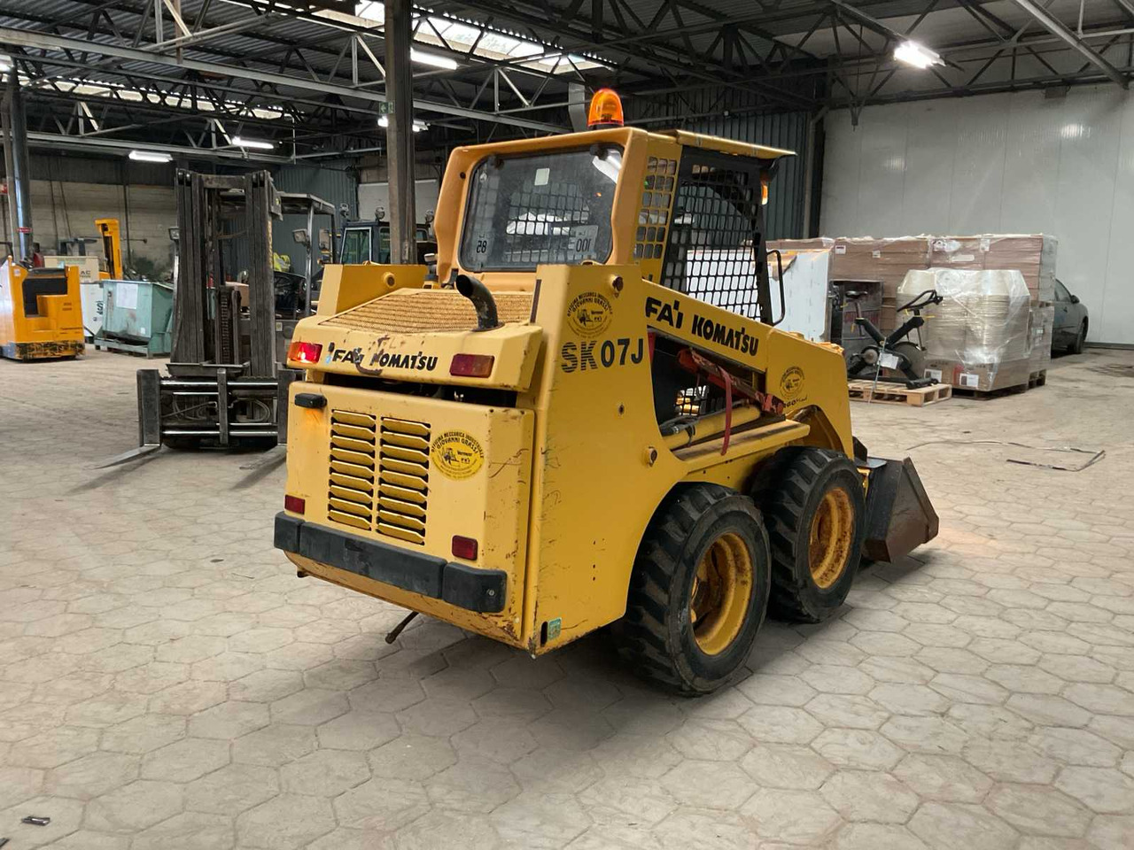 Komatsu SK07J - Мини-погрузчик с бортовым поворотом: фото 4 Komatsu SK07J - Мини-погрузчик с бортовым поворотом: фото 4