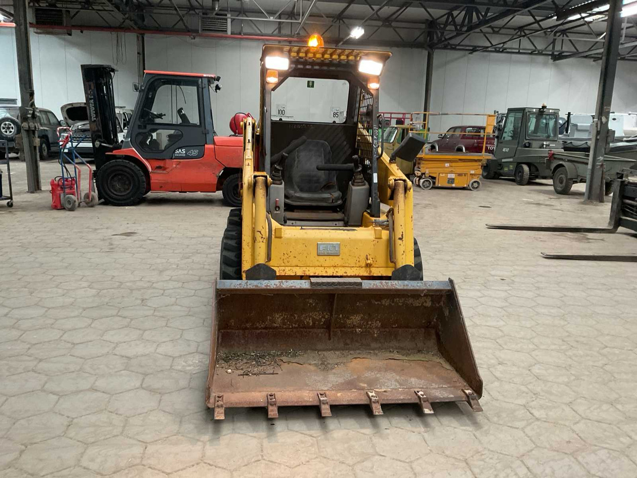 Komatsu SK07J - Мини-погрузчик с бортовым поворотом: фото 3 Komatsu SK07J - Мини-погрузчик с бортовым поворотом: фото 3