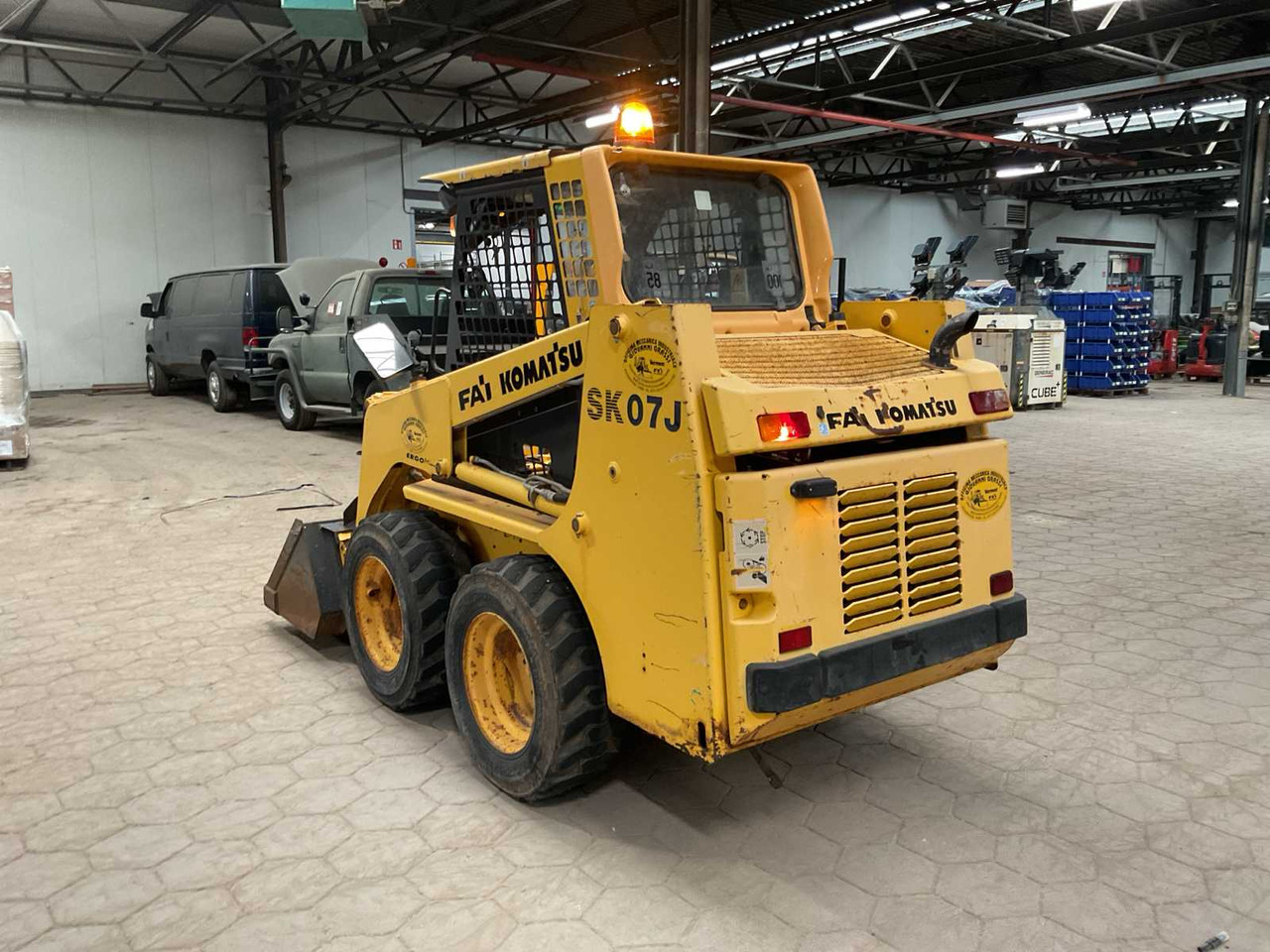 Komatsu SK07J - Мини-погрузчик с бортовым поворотом: фото 5 Komatsu SK07J - Мини-погрузчик с бортовым поворотом: фото 5