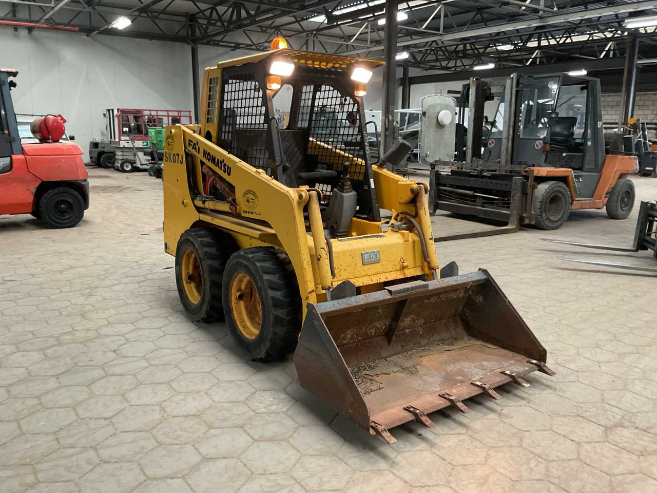 Komatsu SK07J - Мини-погрузчик с бортовым поворотом: фото 2 Komatsu SK07J - Мини-погрузчик с бортовым поворотом: фото 2