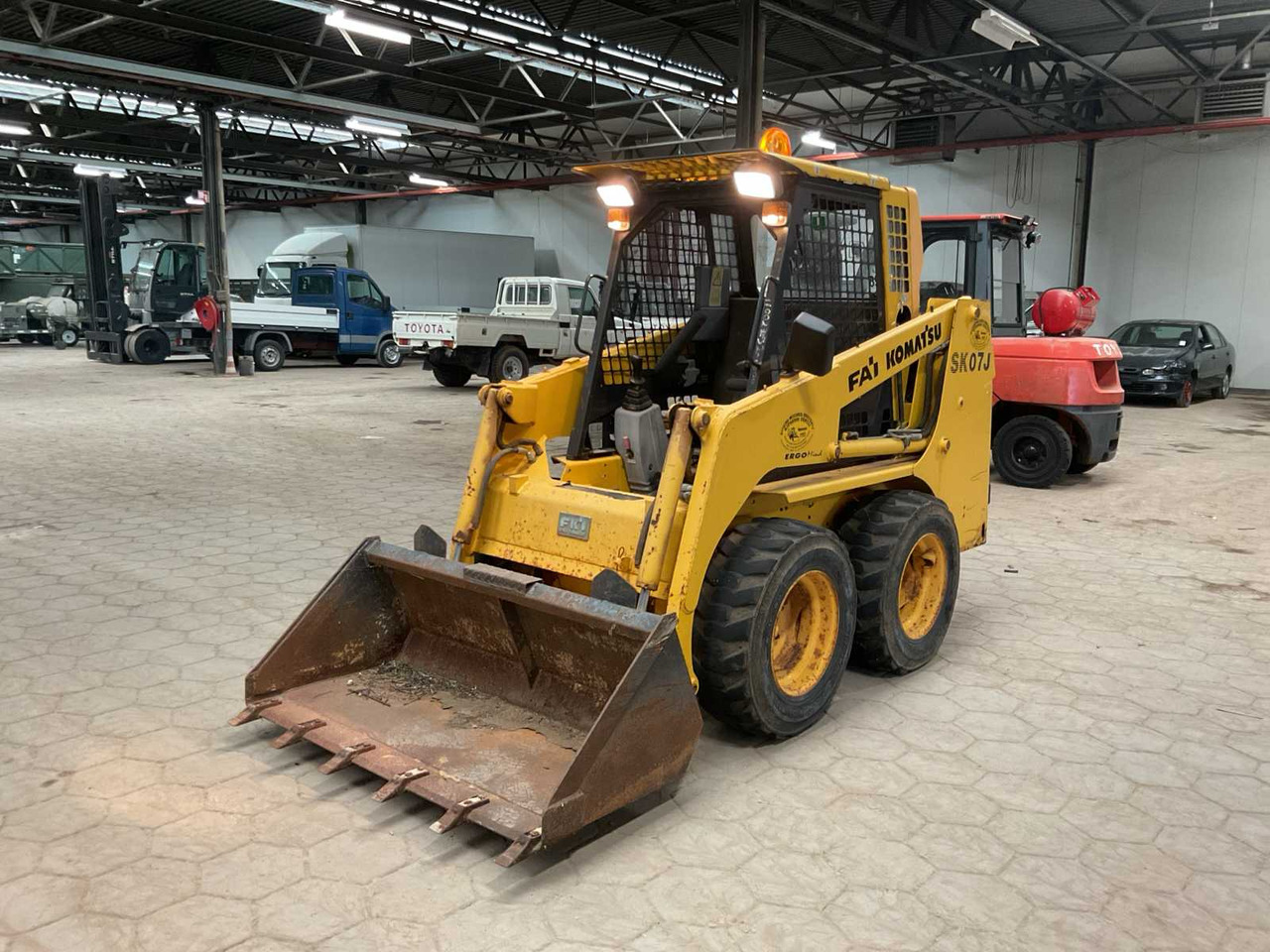 Komatsu SK07J - Мини-погрузчик с бортовым поворотом: фото 1 Komatsu SK07J - Мини-погрузчик с бортовым поворотом: фото 1