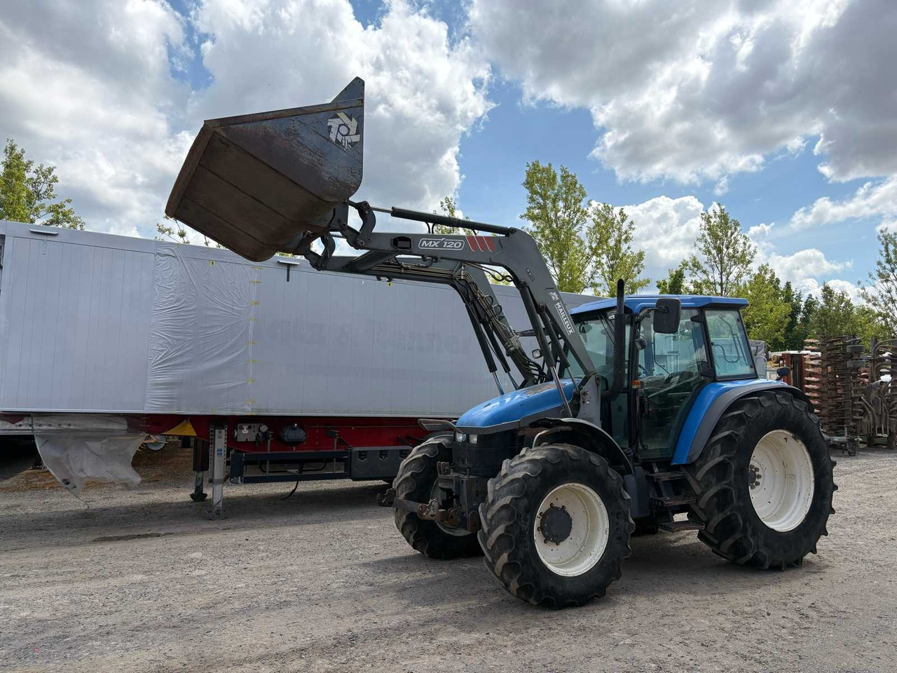New Holland TM115 mit Frontlader - Трактор: фото 1 New Holland TM115 mit Frontlader - Трактор: фото 1