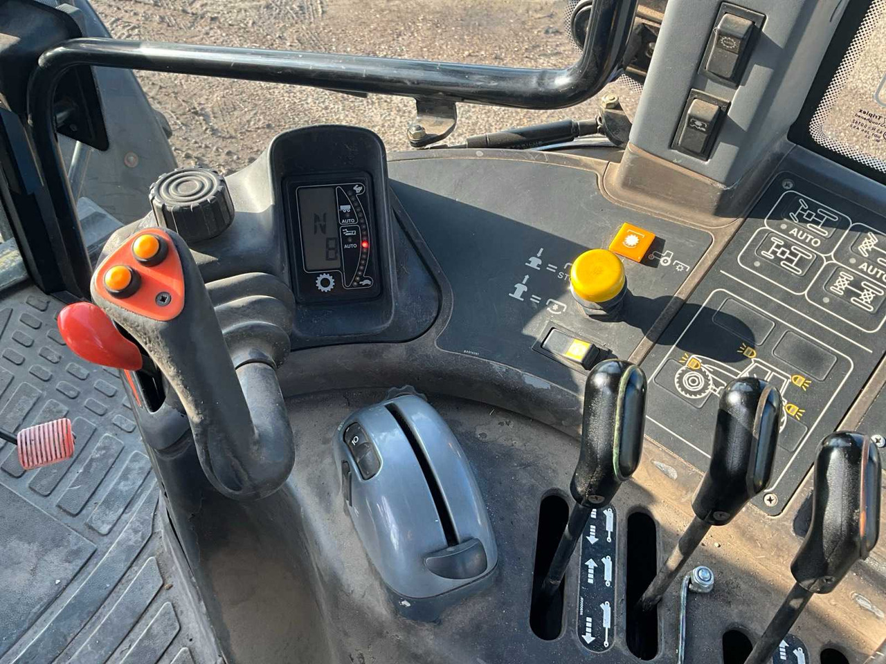 Трактор New Holland TM165: фото 33