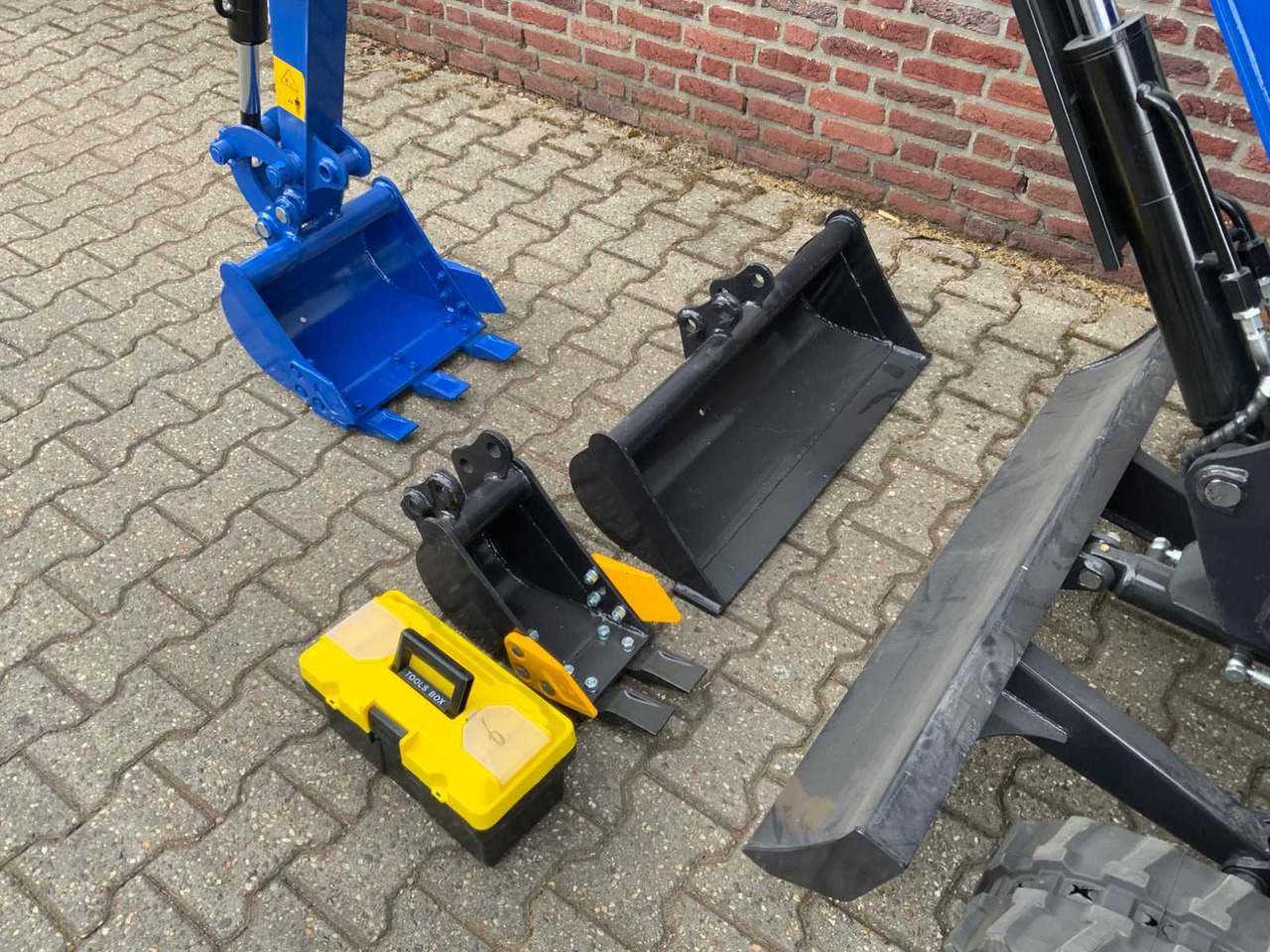 Мини-экскаватор UF Equipment NM-E15: фото 12 Мини-экскаватор UF Equipment NM-E15: фото 12