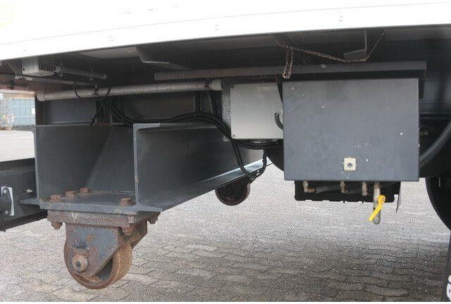 Sommer 2-Achser, elektr. Rolltor, BPW, 11.000mm lang - Полуприцеп-фургон: фото 5 Sommer 2-Achser, elektr. Rolltor, BPW, 11.000mm lang - Полуприцеп-фургон: фото 5