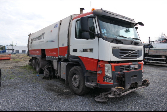 Camion balayeuse de voirie Volvo - Подметально-уборочная машина: фото 2 Camion balayeuse de voirie Volvo - Подметально-уборочная машина: фото 2