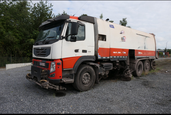 Camion balayeuse de voirie Volvo - Подметально-уборочная машина: фото 1 Camion balayeuse de voirie Volvo - Подметально-уборочная машина: фото 1