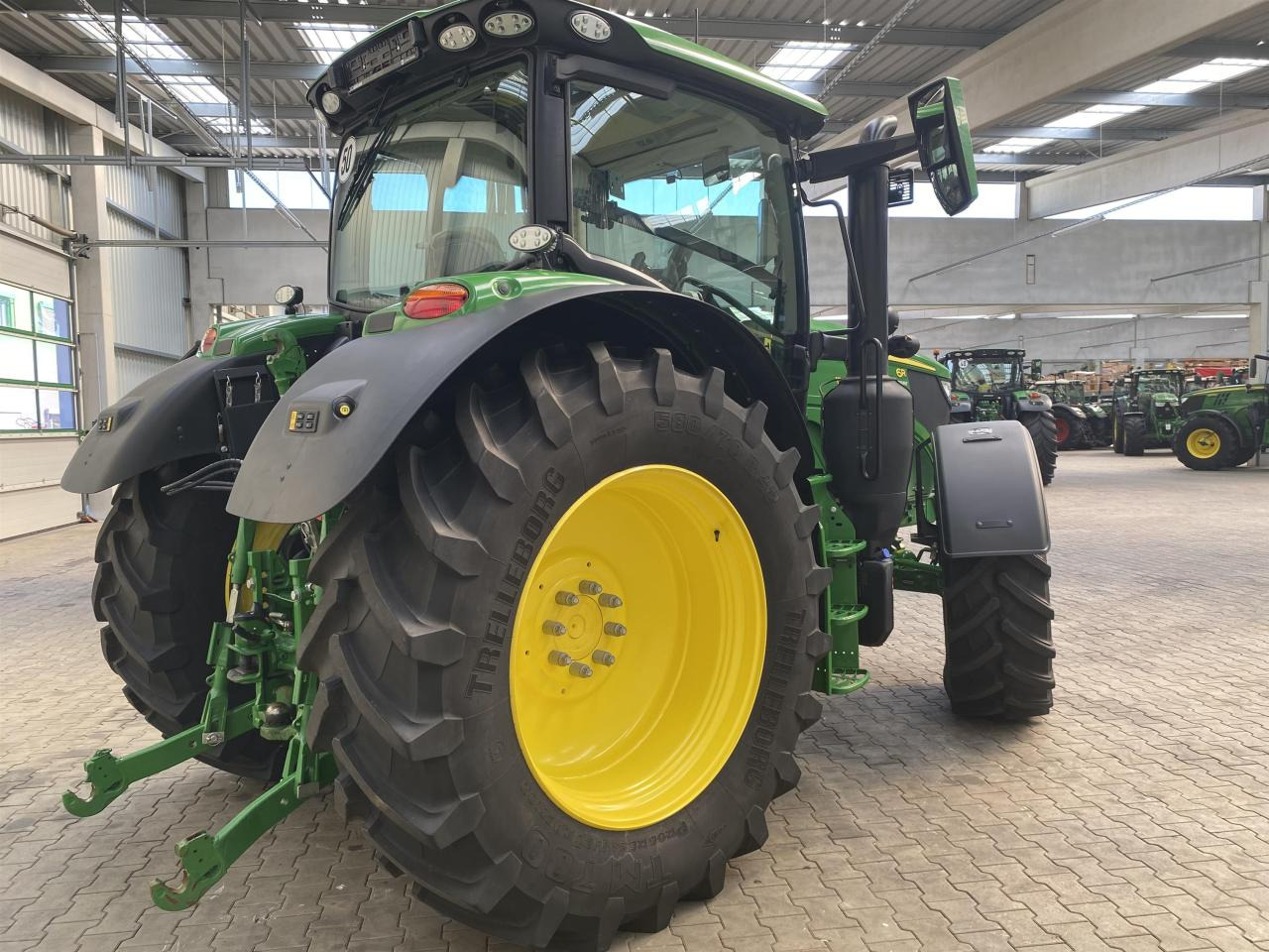 John Deere 6R 155 - Трактор: фото 4 John Deere 6R 155 - Трактор: фото 4