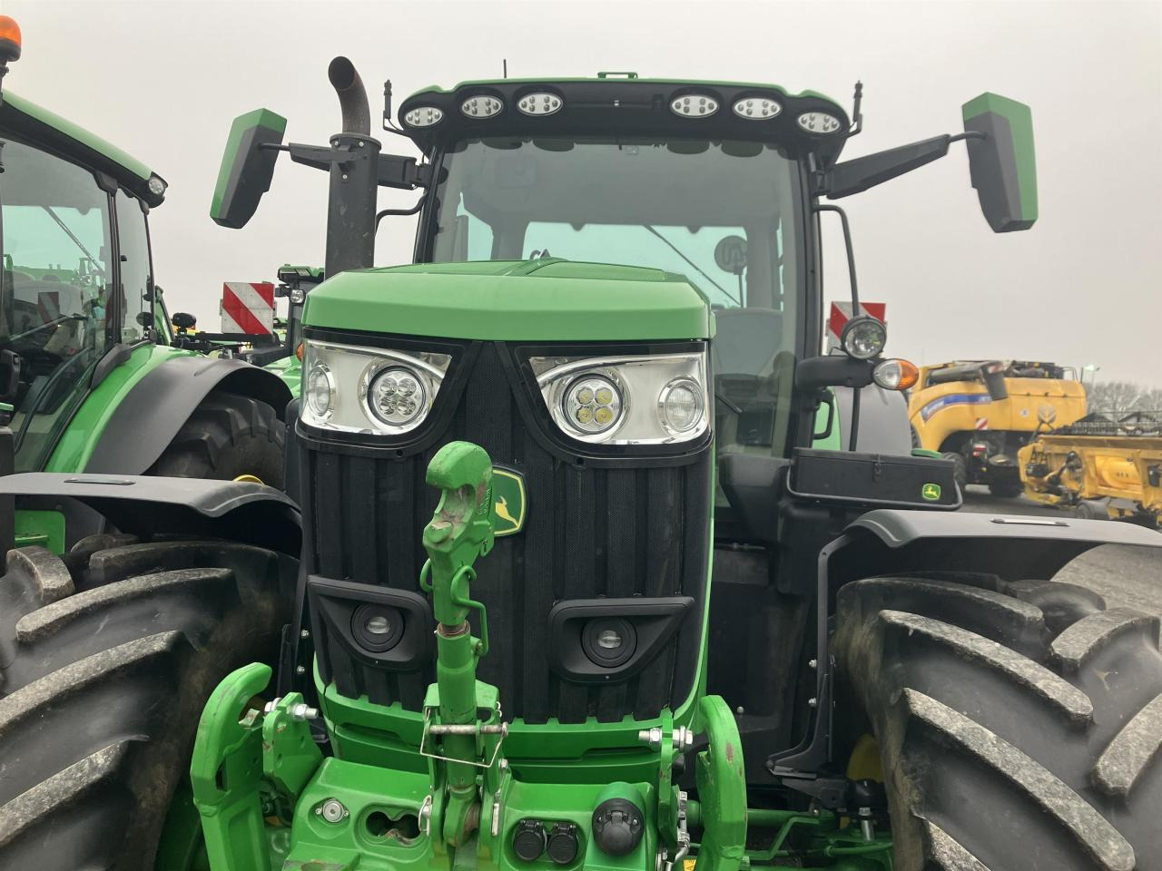 John Deere 6R 215 - Трактор: фото 3 John Deere 6R 215 - Трактор: фото 3