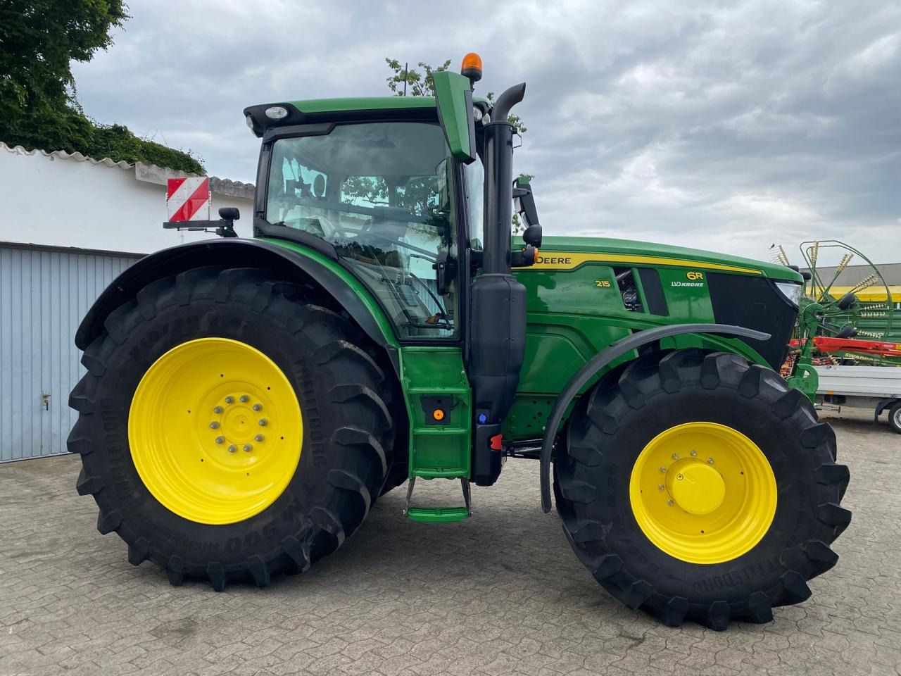 John Deere 6R 215 - Трактор: фото 3 John Deere 6R 215 - Трактор: фото 3