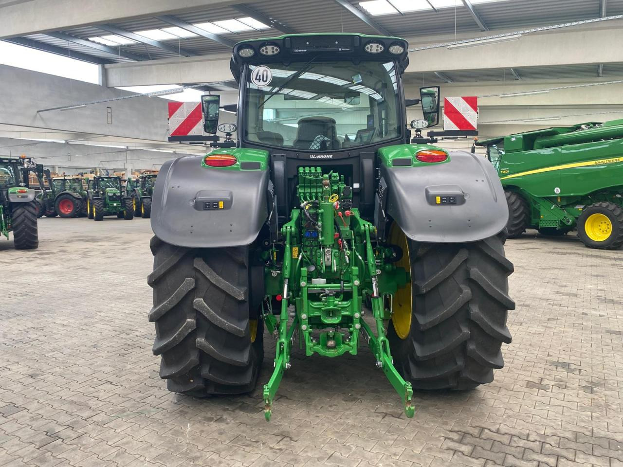 John Deere 6R 215 - Трактор: фото 5 John Deere 6R 215 - Трактор: фото 5