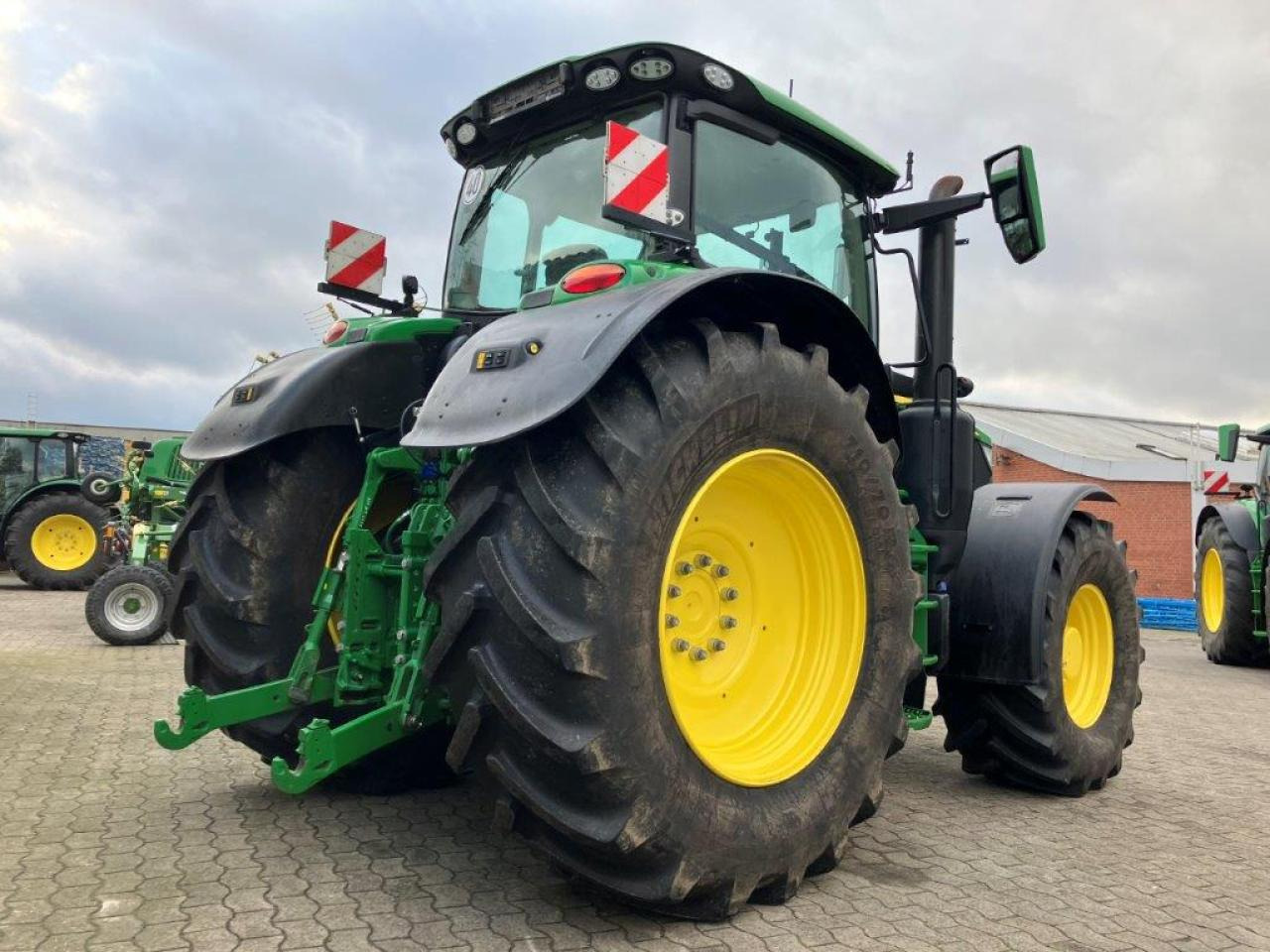 John Deere 6R 215 - Трактор: фото 4 John Deere 6R 215 - Трактор: фото 4