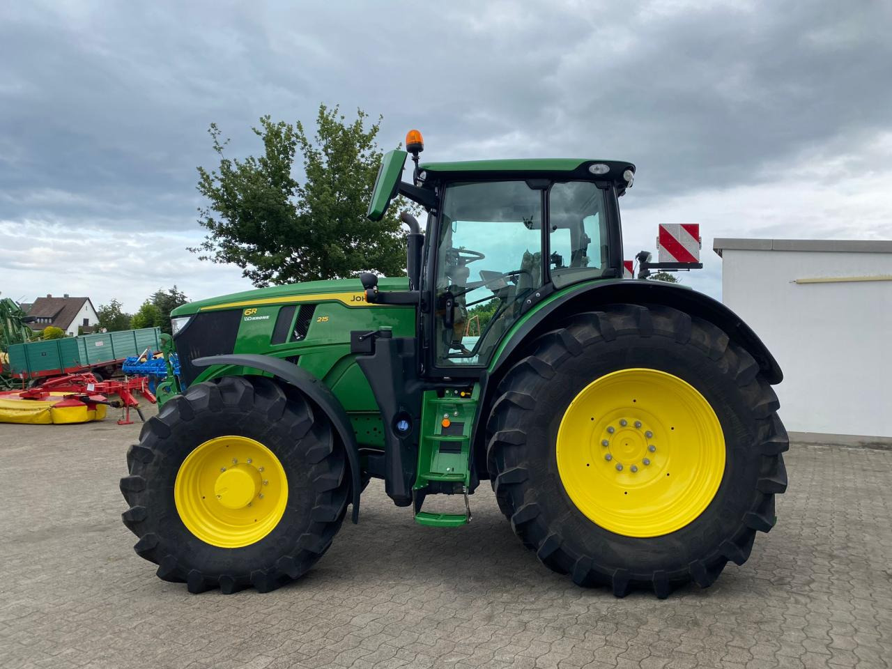 John Deere 6R 215 - Трактор: фото 4 John Deere 6R 215 - Трактор: фото 4