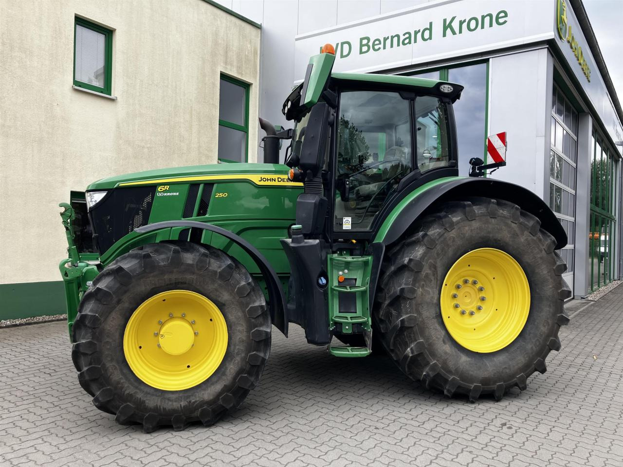 John Deere 6R 250 - Трактор: фото 1 John Deere 6R 250 - Трактор: фото 1