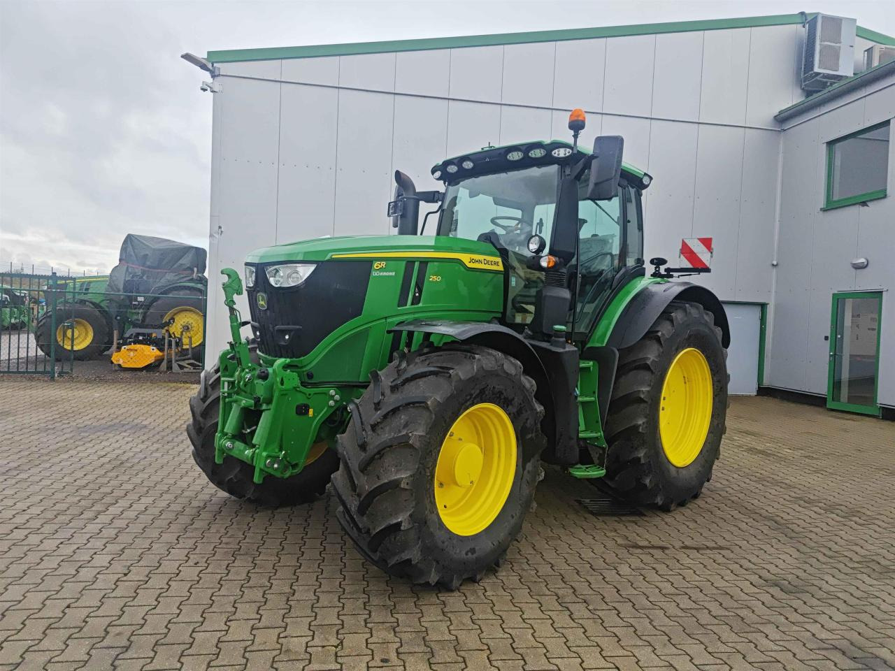 John Deere 6R 250 - Трактор: фото 1 John Deere 6R 250 - Трактор: фото 1