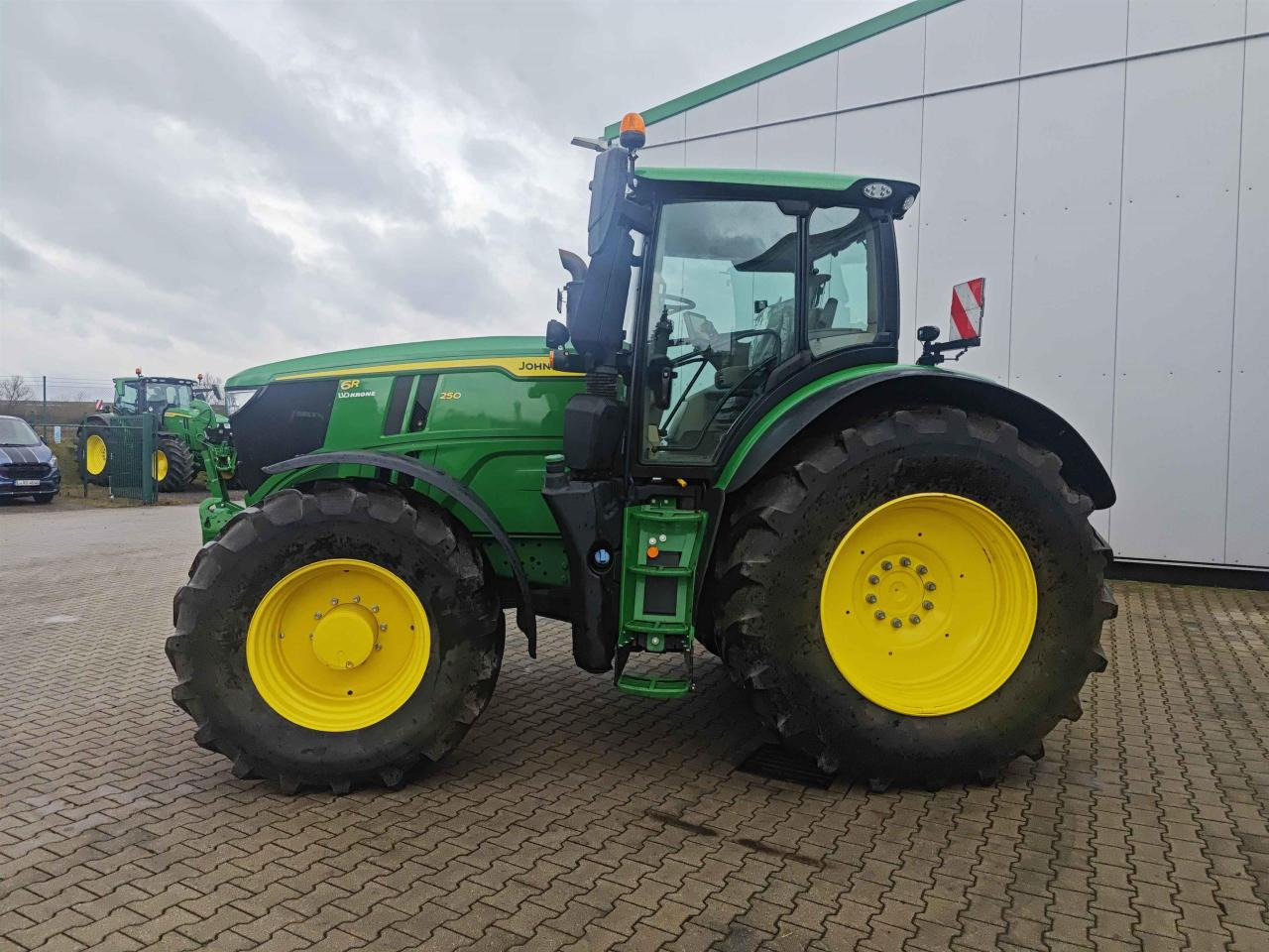 John Deere 6R 250 - Трактор: фото 4 John Deere 6R 250 - Трактор: фото 4