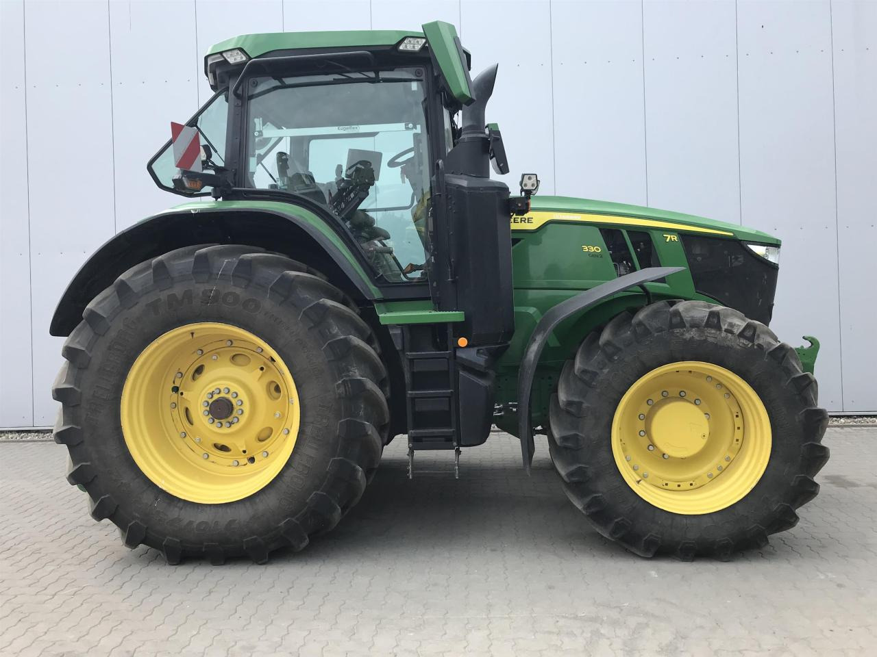 John Deere 7R 330 - Трактор: фото 2 John Deere 7R 330 - Трактор: фото 2