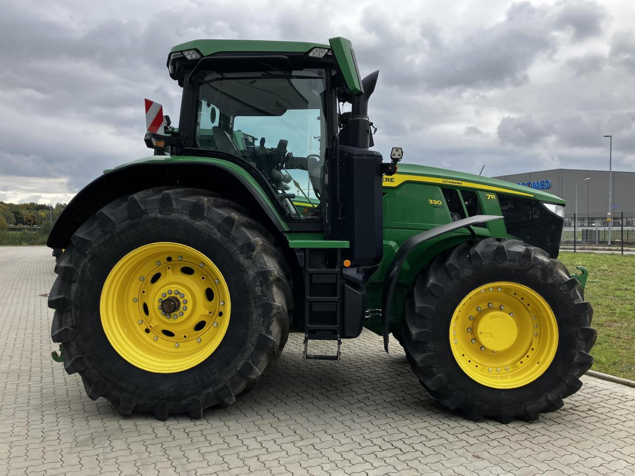 John Deere 7R 330 - Трактор: фото 2 John Deere 7R 330 - Трактор: фото 2