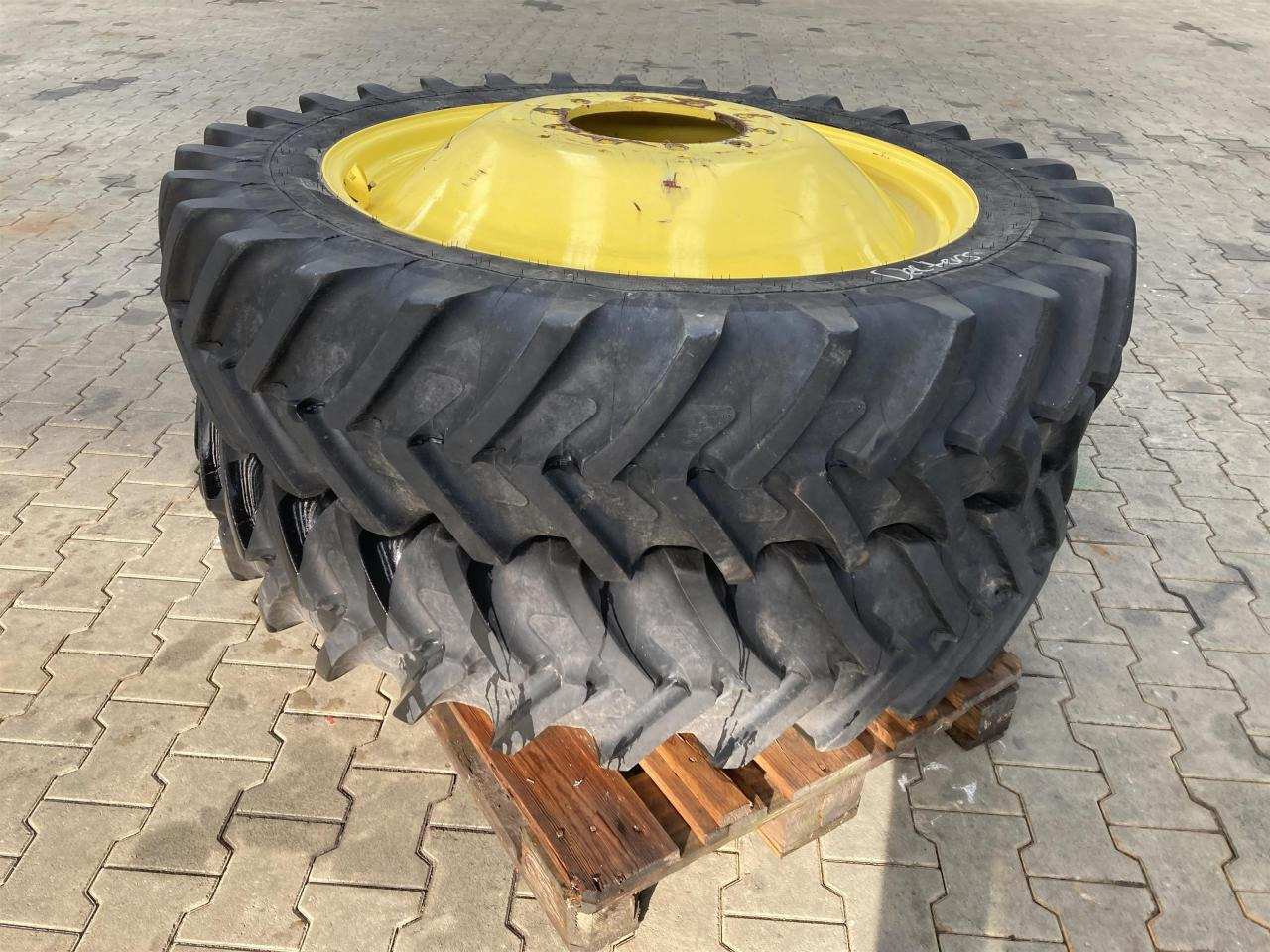 Michelin 320/85R38 - Шина для Сельскохозяйственной техники: фото 1 Michelin 320/85R38 - Шина для Сельскохозяйственной техники: фото 1