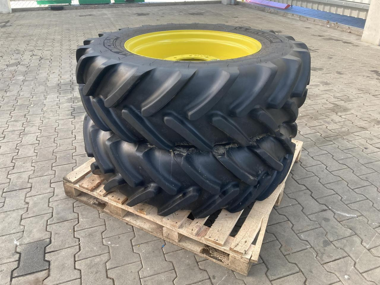 Michelin 380/70R28 - Шина для Сельскохозяйственной техники: фото 1 Michelin 380/70R28 - Шина для Сельскохозяйственной техники: фото 1