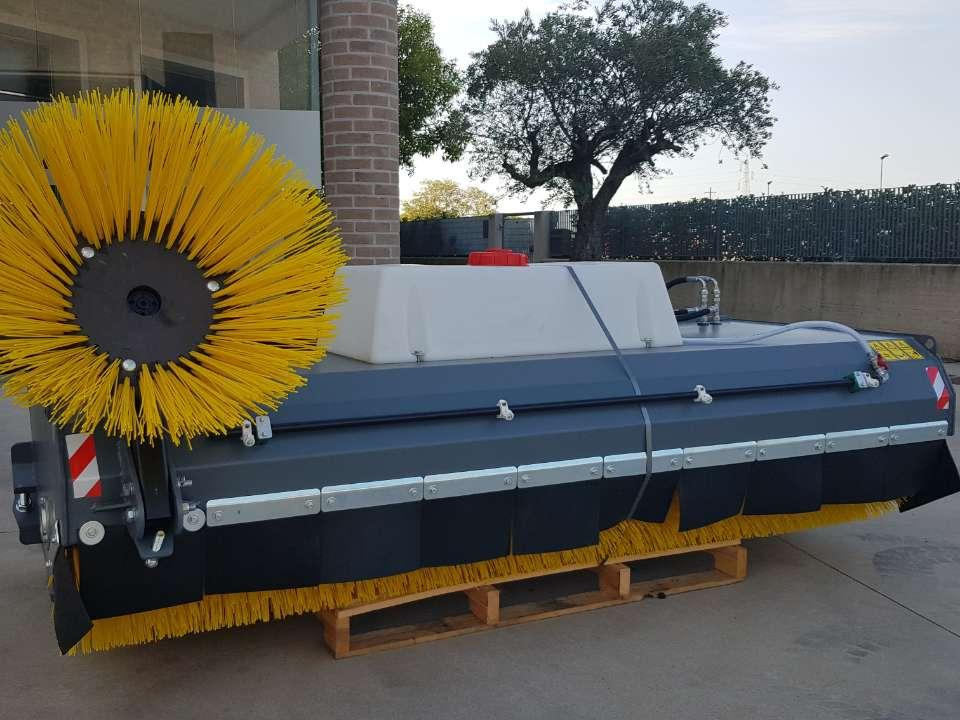 CM Crusher CBS 225 Sweeping Bucket - Щетка для Мини-погрузчиков с бортовым поворотом: фото 2 CM Crusher CBS 225 Sweeping Bucket - Щетка для Мини-погрузчиков с бортовым поворотом: фото 2