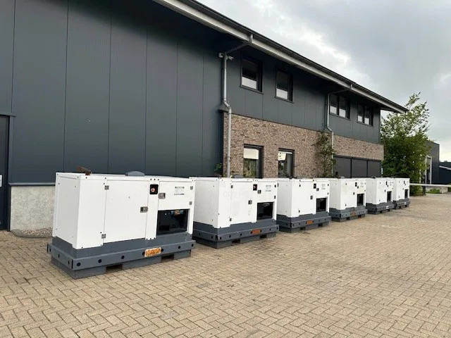 Iveco FPT F32 AM1A Leroy Somer 32 kVA Silent generatorset 251 hours ! - Электрогенератор: фото 3 Iveco FPT F32 AM1A Leroy Somer 32 kVA Silent generatorset 251 hours ! - Электрогенератор: фото 3