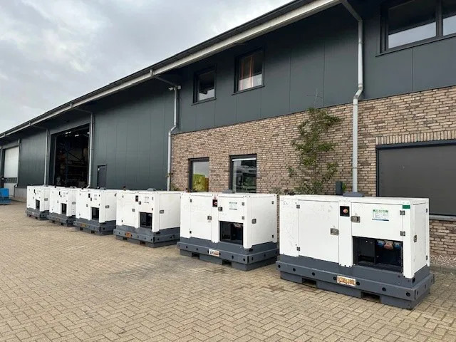 Iveco FPT F32 AM1A Leroy Somer 32 kVA Silent generatorset .... hours ! - Электрогенератор: фото 4 Iveco FPT F32 AM1A Leroy Somer 32 kVA Silent generatorset .... hours ! - Электрогенератор: фото 4