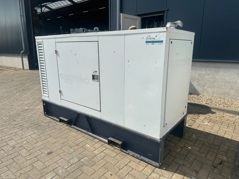 Iveco FPT NEF45 SM1A.A004 Stamford 60 kVA Silent Rental generatorset - Электрогенератор: фото 5 Iveco FPT NEF45 SM1A.A004 Stamford 60 kVA Silent Rental generatorset - Электрогенератор: фото 5