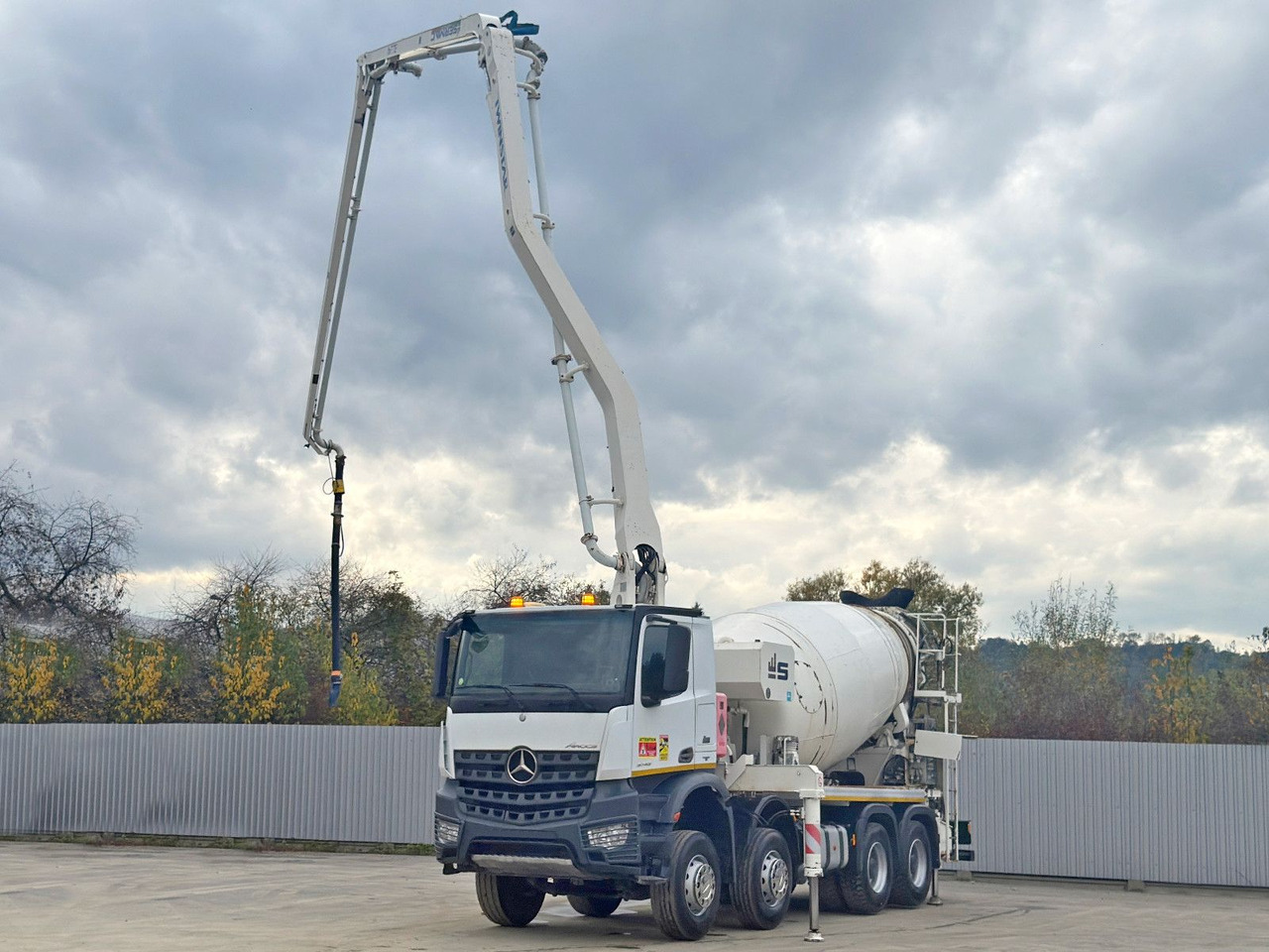 Mercedes-Benz AROCS 3743 * Betonpumpe + FUNK * 8x4 * TOP - Автобетононасос: фото 4 Mercedes-Benz AROCS 3743 * Betonpumpe + FUNK * 8x4 * TOP - Автобетононасос: фото 4