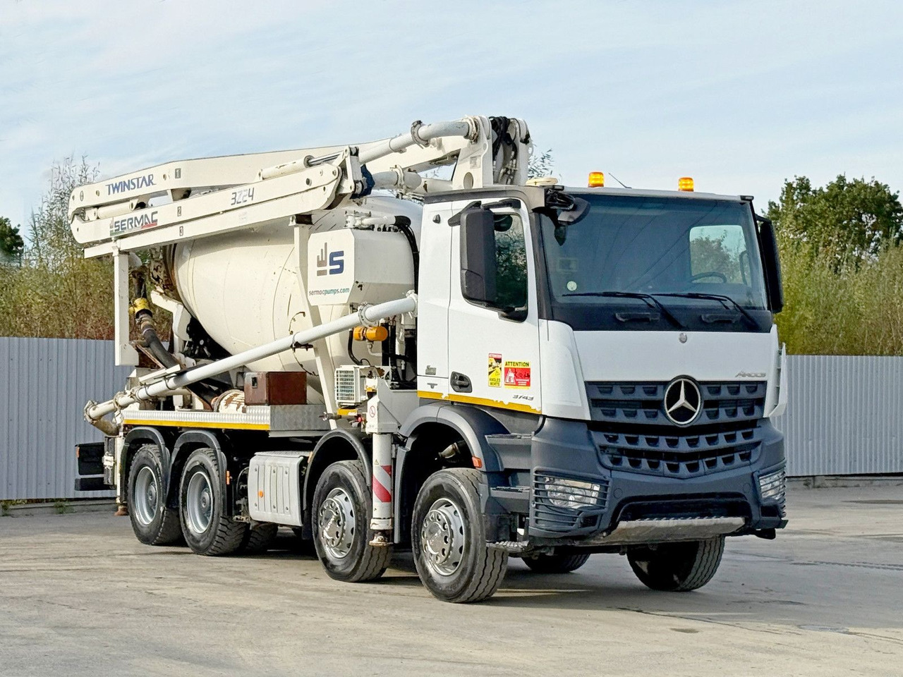 Mercedes-Benz AROCS 3743 * Betonpumpe + FUNK * 8x4 * TOP - Автобетононасос: фото 1 Mercedes-Benz AROCS 3743 * Betonpumpe + FUNK * 8x4 * TOP - Автобетононасос: фото 1