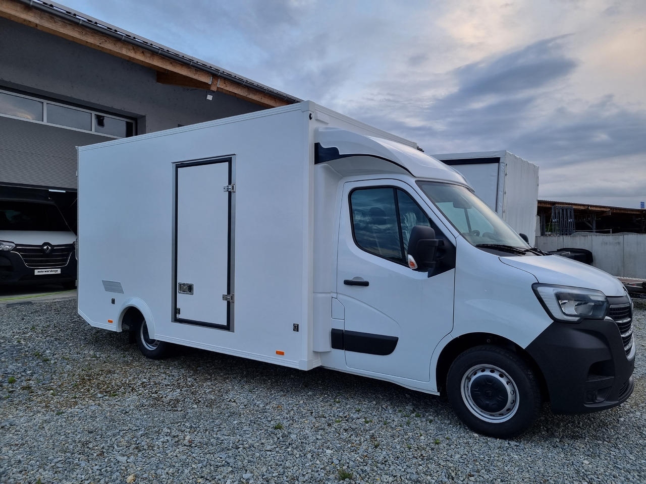 Renault Master 165 Koffer Platform Tiefrahmen - Фургон с закрытым кузовом: фото 2 Renault Master 165 Koffer Platform Tiefrahmen - Фургон с закрытым кузовом: фото 2
