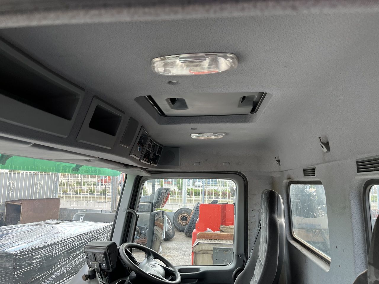Кабина и интерьер для Грузовиков SHORT CAB ACTROS MP2 RHD: фото 10 Кабина и интерьер для Грузовиков SHORT CAB ACTROS MP2 RHD: фото 10