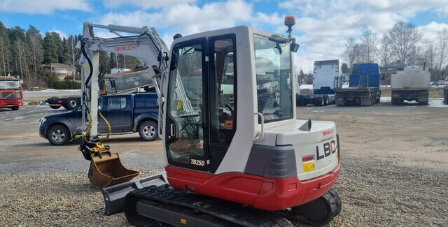 Takeuchi TB250 - Мини-экскаватор: фото 3 Takeuchi TB250 - Мини-экскаватор: фото 3