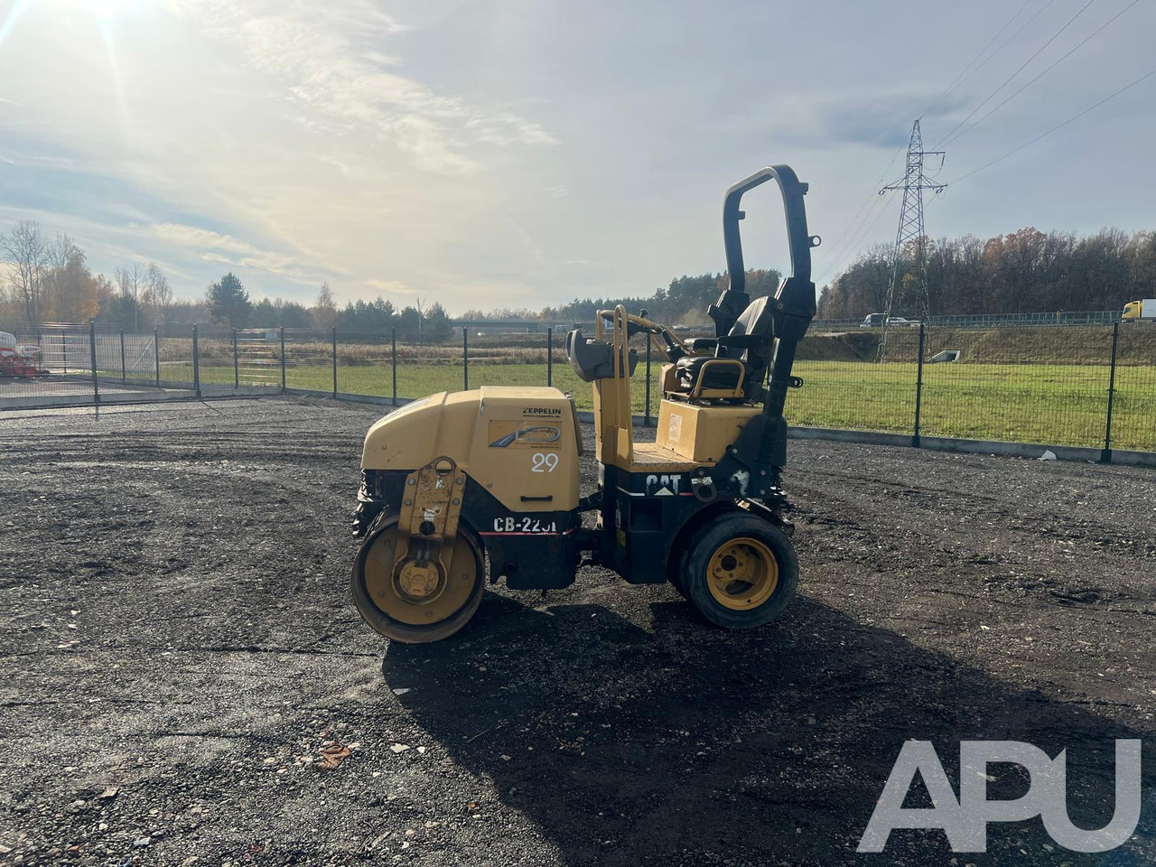 CATERPILLAR CB-225E - Каток: фото 2 CATERPILLAR CB-225E - Каток: фото 2