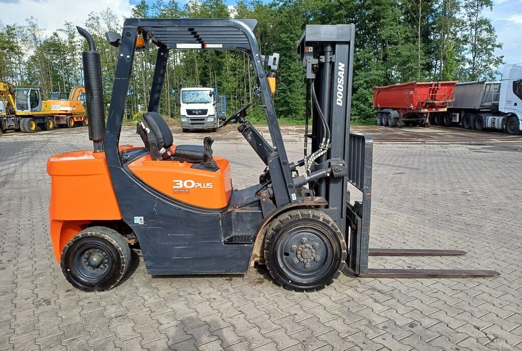 Doosan D30 GP PLUS - Дизельный погрузчик: фото 3 Doosan D30 GP PLUS - Дизельный погрузчик: фото 3